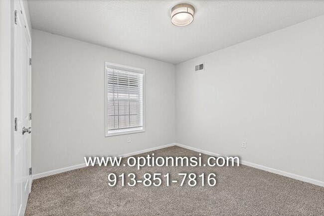 Building Photo - Move-in ready!