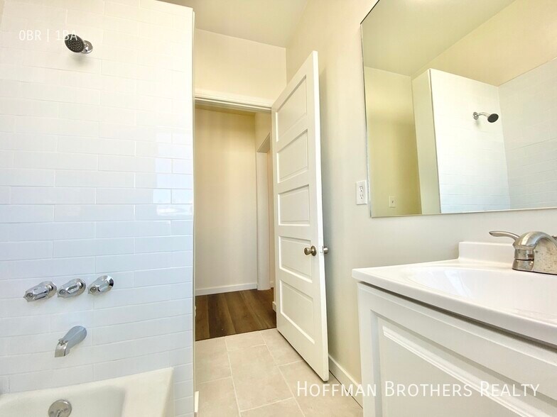 Building Photo - 1327 Magnolia Ave