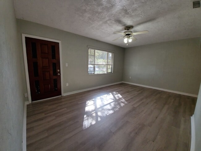 Building Photo - 3 bed / 2 bath Annual Rental Home in Brade...