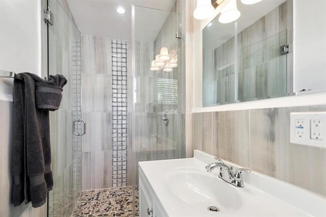 Building Photo - 2501 NE 12th St