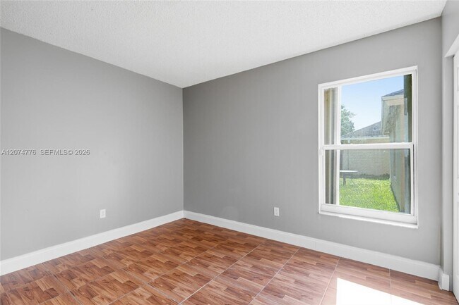 Building Photo - 879 SW 10th St