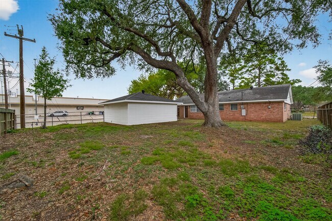 Building Photo - 5615 Beechnut St