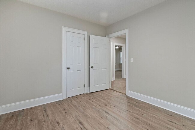 Building Photo - 207 Windsor Dr