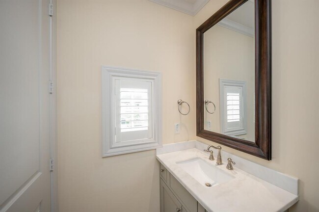 Building Photo - 5410 Alder Cir