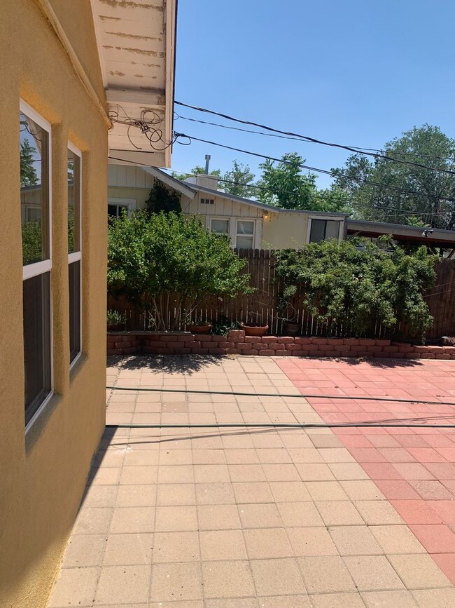 Building Photo - ***Cozy 2 bedroom 1 bath with GATED parkin...