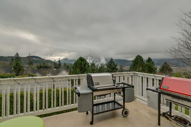 Building Photo - Beautiful open layout 2-level townhome!