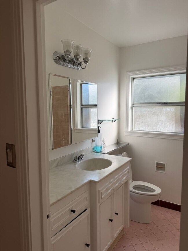 Building Photo - For Rent: Updated 2 Bed / 1 Bath Home in West Sacramento