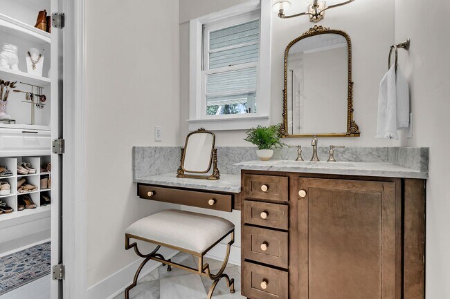 Building Photo - Completely Renovated Charming - 3 bedroom 2 bathroom home - 1108 Bonventure Rd, Savannah GA