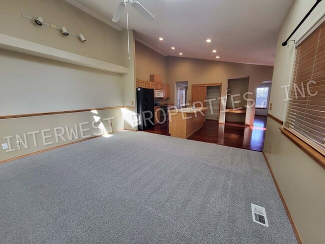 Building Photo - Spacious 3Bd Ba Ranch Style Home With A/C,...