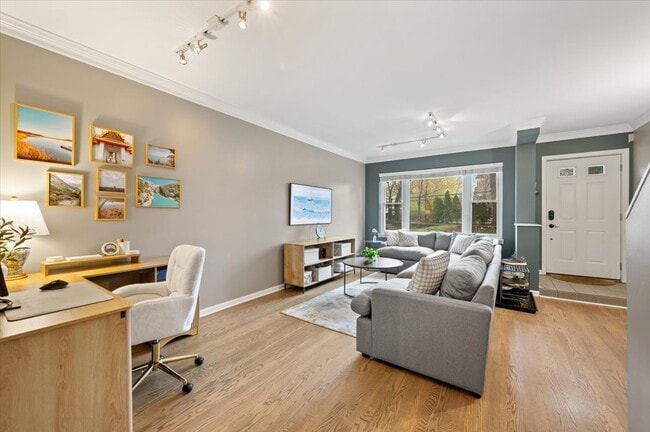 Building Photo - 1214 W School St