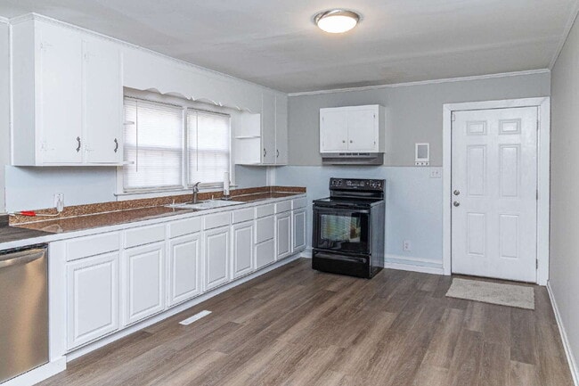 Building Photo - Newly Renovated Brick Ranch! Convenient Goldsboro location close to US Hwy 117/US Hwy 70!