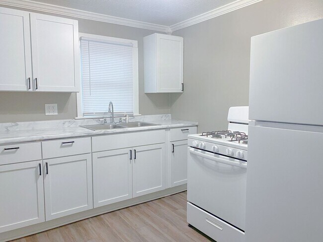 Building Photo - 2 bedroom 1 bath home