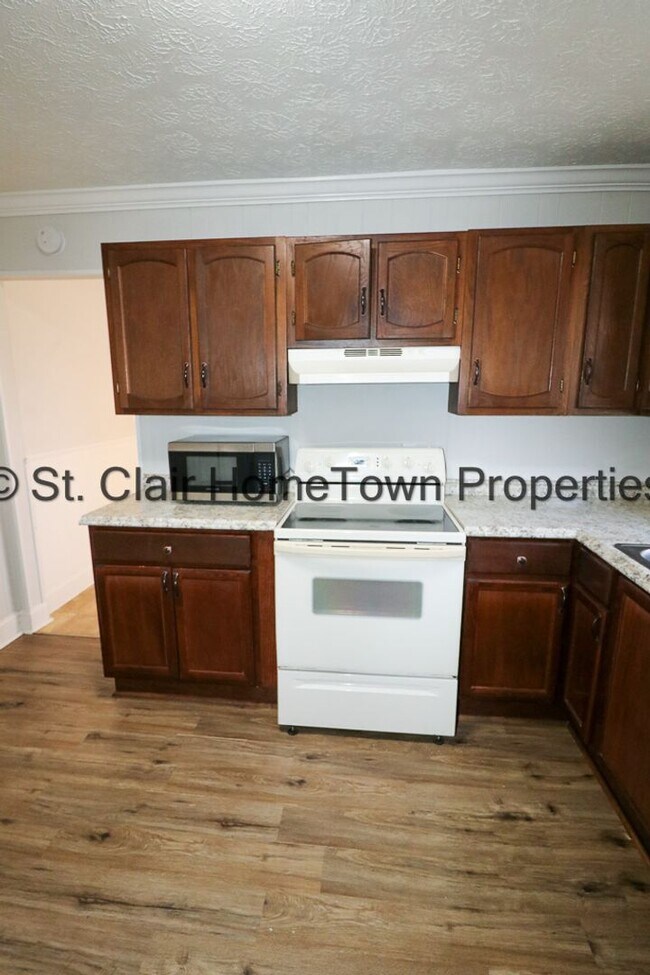 Building Photo - One level Home Close to Town