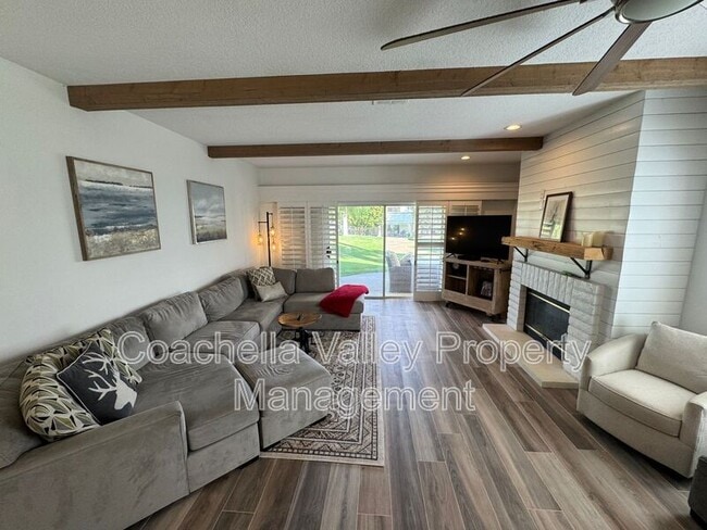Building Photo - 289 Vista Royale Cir W