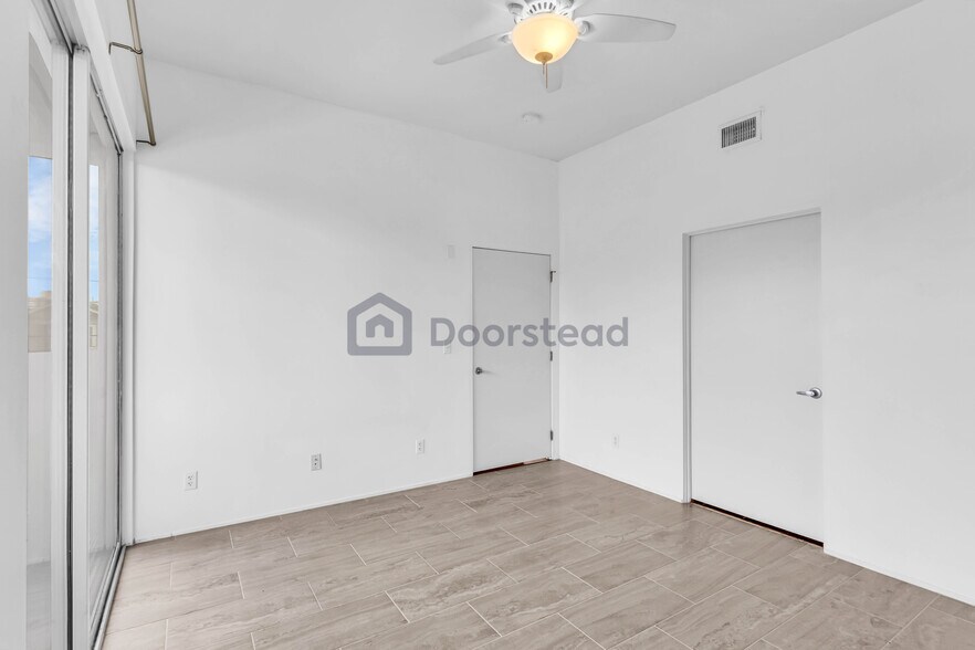 Building Photo - 1200 E 11th St