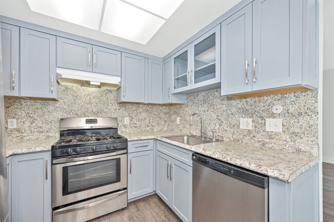 Building Photo - Beautifully Updated 2 Story Unit