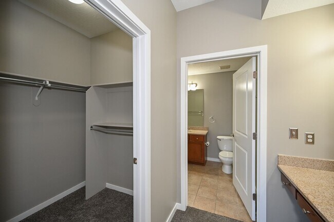 Building Photo - Stunning Condo in Excellent Salt Lake Loca...