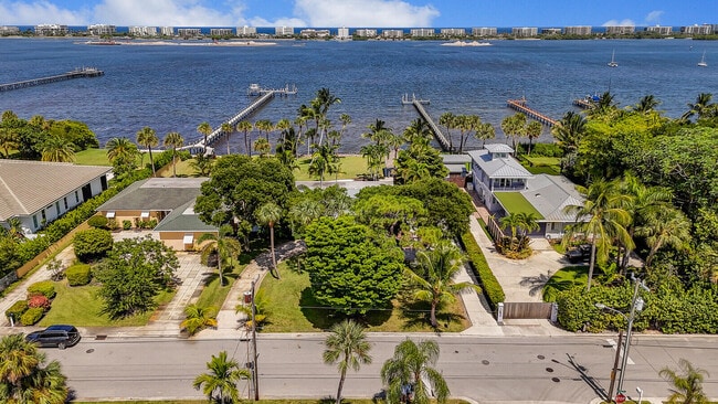 Building Photo - 930 S Lakeside Dr