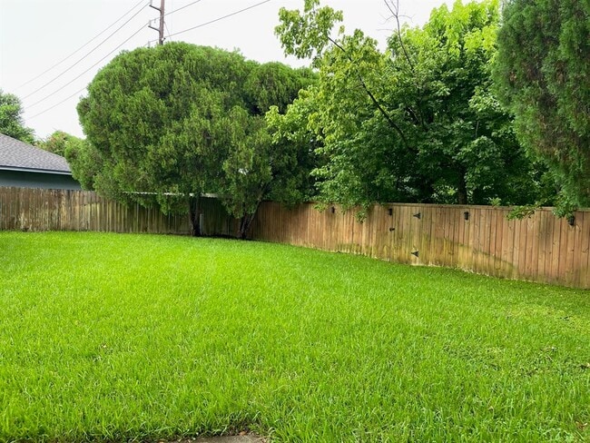 Building Photo - 2215 Mill Creek Dr