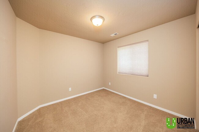 Building Photo - Single Story home with 2 bed and office fo...