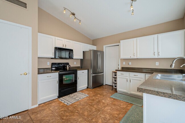 Building Photo - 1302 N Bogle Ave
