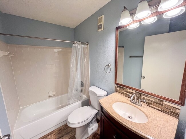 Building Photo - Windsor Park #1118 - On several bus routes to UF