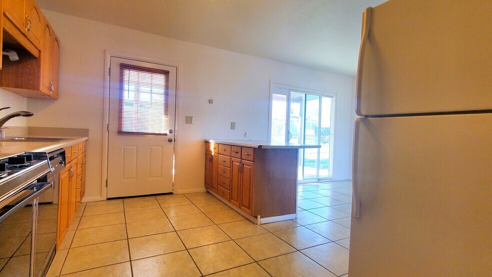 Building Photo - 121 W 11th St