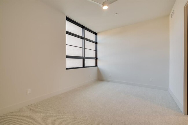 Building Photo - 1303 N Dewey Ave