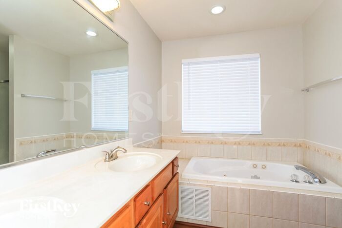 Building Photo - 5158 Grandin Ridge Dr