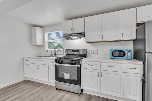 Building Photo - 551 Hichborn St