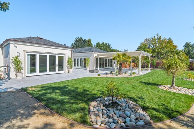 Building Photo - 1505 Wedgewood Dr