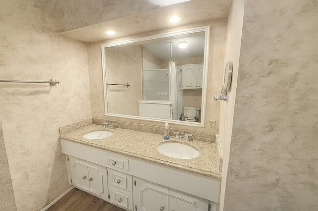 Building Photo - 2325 Ravenwood Dr