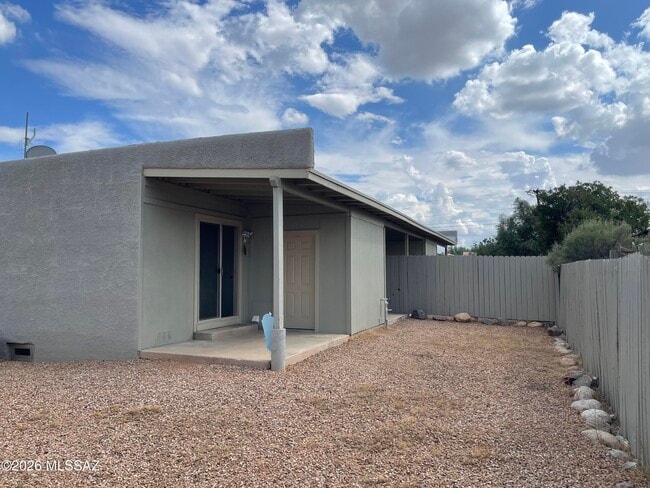 Building Photo - 3325 E Blacklidge Dr