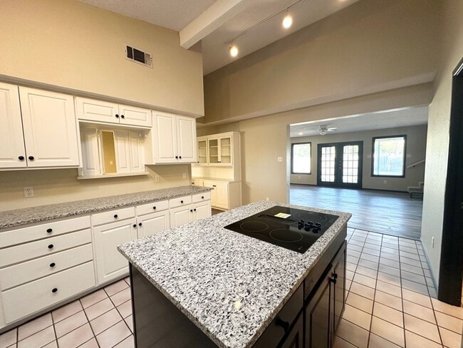 Building Photo - 5 Bedroom 3.5 Bath Ready to Rent ASAP!