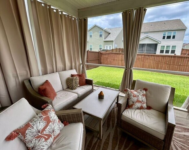 Building Photo - **Beautifully Maintained 3 Bedroom Home with Study, Screened Porch & Fenced Yard**