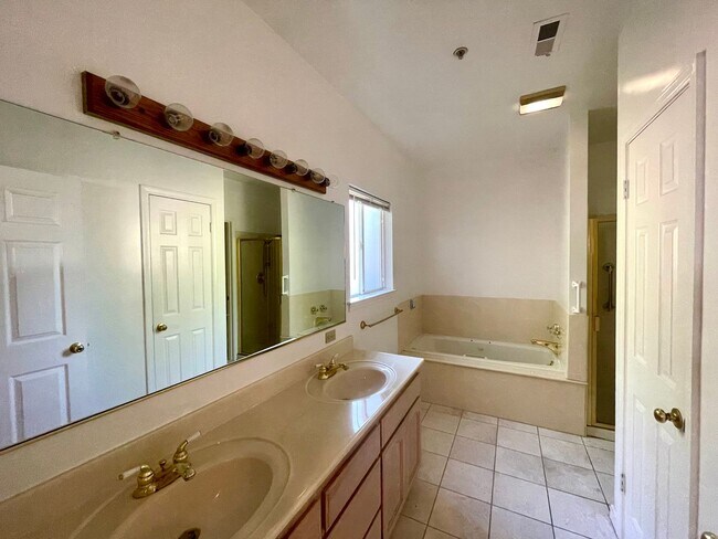 Building Photo - Spacious 3 Bedroom House