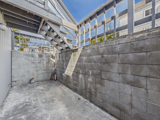 Building Photo - 2438 Frances St