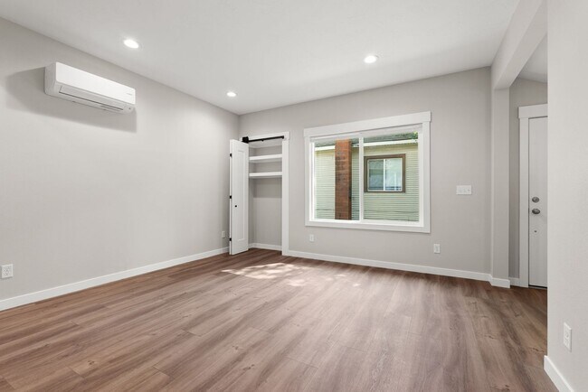 Building Photo - 717 W Spofford Ave