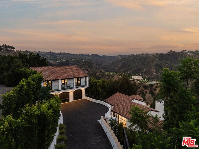 Building Photo - 1666 Summitridge Dr