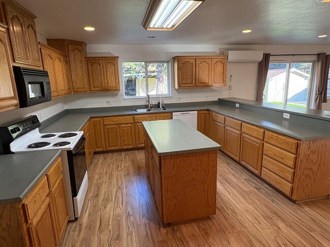 Building Photo - 310 Barbara Ave