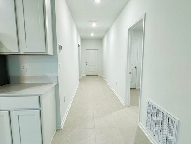 Building Photo - Home For Rent in Haines City with 4 Bedrooms and 2 Baths