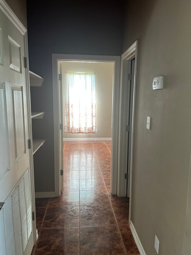 Building Photo - 420 W Palm Dr