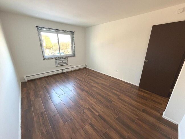 Building Photo - 256 Shorewood Dr