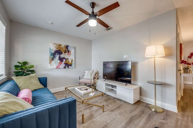 Building Photo - Fully Furnished, Updated 2BR Duplex in Quiet West Sherman