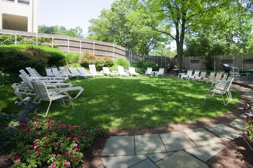 Lawn/community area - 200 Locust St