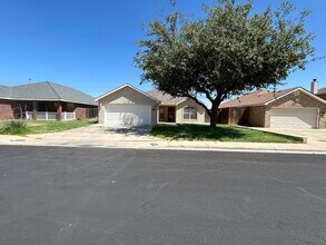 Building Photo - Beautiful Home in Plantation Oaks