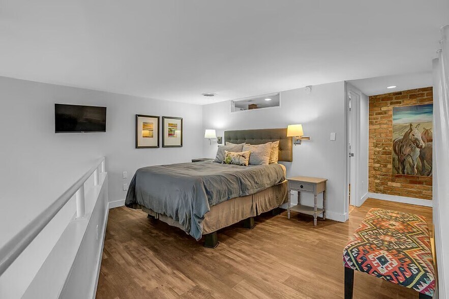 Building Photo - 121 S Main St