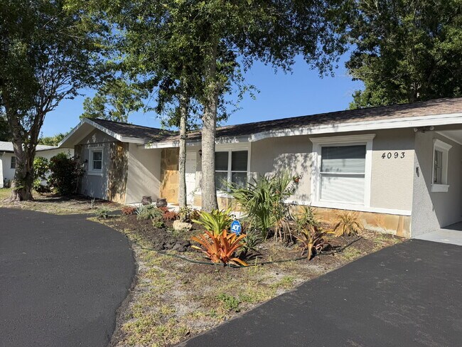 Building Photo - "Charming 3-Bedroom Home with Gleaming Hardwood Floors!"