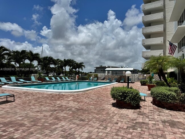 Building Photo - 401 Golden Isles Dr