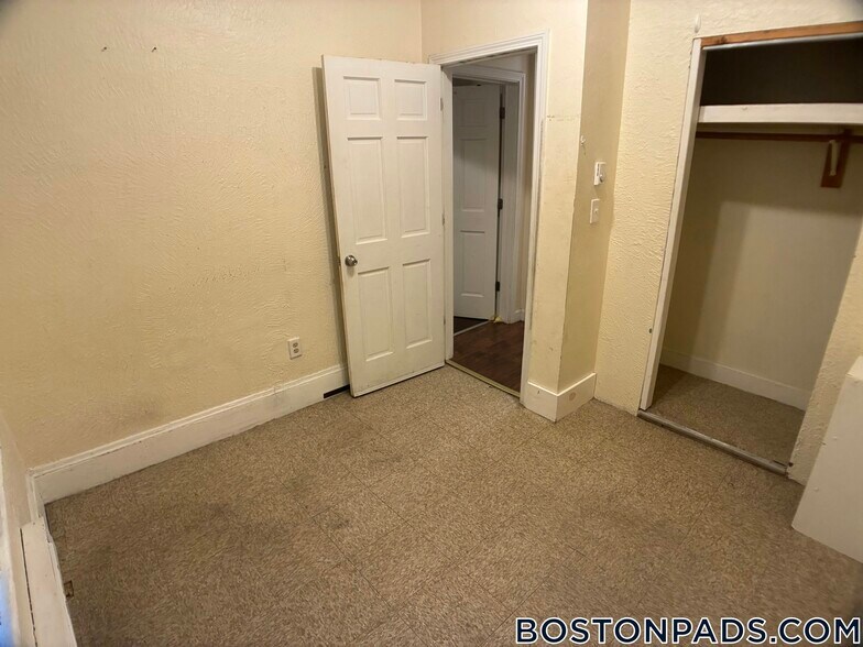 Building Photo - 739 Parker St